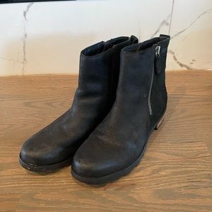 Black sorel waterproof booties
